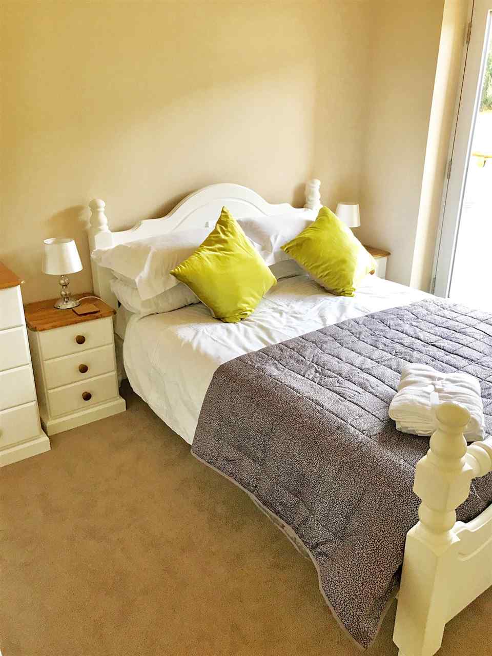 resized-2349823-Double bedroom for Home Away.jpg